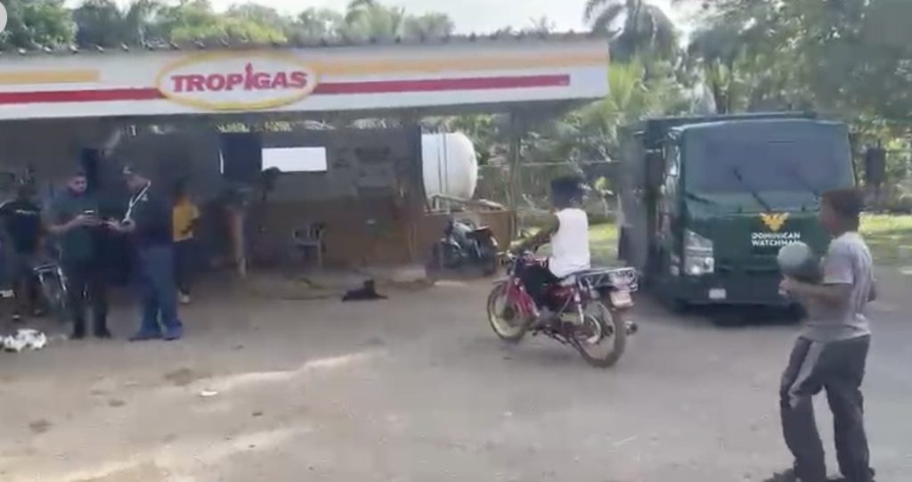 Asaltan estación de gas y camión de valores en Monte Plata; hombres armados cargan con dinero