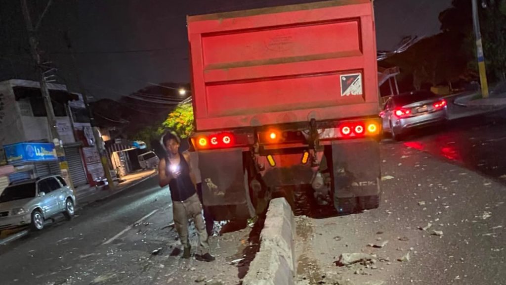 Camión se accidenta y queda sobre división de vía en la avenida 25 de Febrero