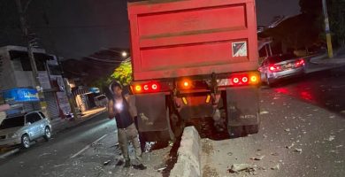Camión se accidenta y queda sobre división de vía en la avenida 25 de Febrero