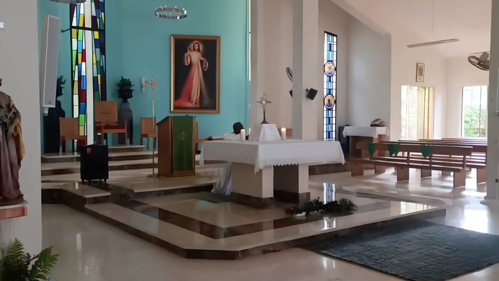 Delincuentes irrumpen en parroquia y causan daños significativos