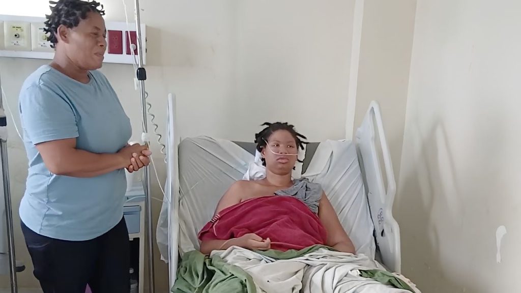 Joven de 18 años permanece grave tras cesárea; madre denuncia presunta mala práctica médica en Barahona