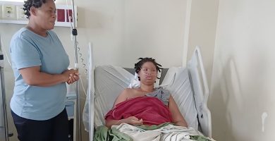 Joven de 18 años permanece grave tras cesárea; madre denuncia presunta mala práctica médica en Barahona