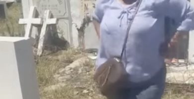 “¿Dónde están los millones?”: mujer visita tumba de su tía y critica que vivió para guardar y no disfrutó