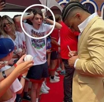 Reacción de joven al recibir autógrafo de Juan Soto se vuelve viral en la alfombra del All-Star Game