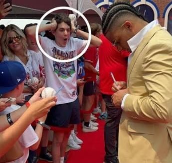 Reacción de joven al recibir autógrafo de Juan Soto se vuelve viral en la alfombra del All-Star Game