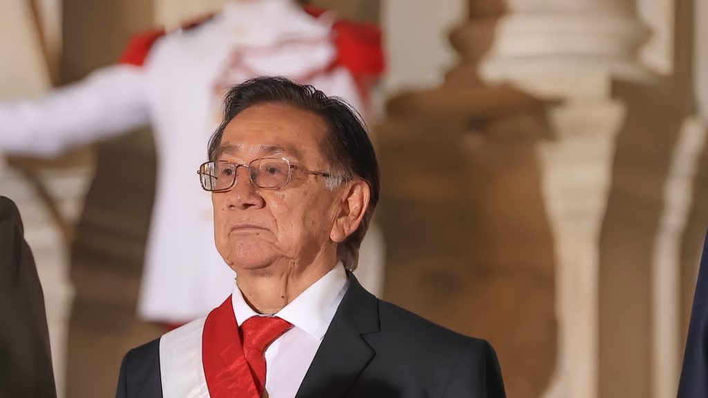 Presidente interino de Perú solicita al Congreso que se le otorgue una pensión de por vida