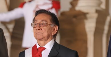 Presidente interino de Perú solicita al Congreso que se le otorgue una pensión de por vida