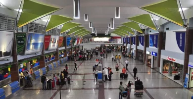 ¡Como un aguacero! Rotura de tubería en el AILA provocó caída una sección del plafón en terminal