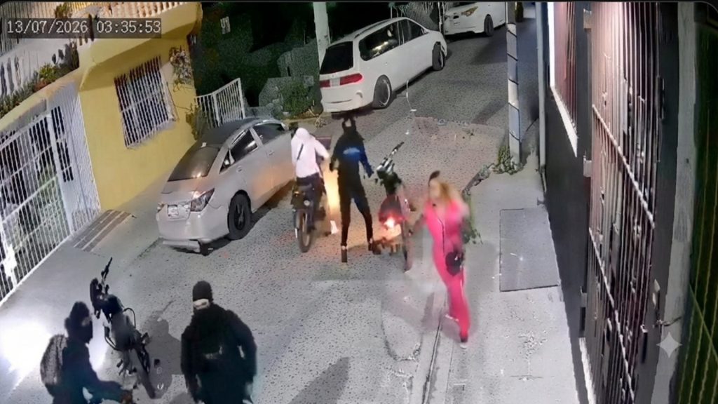 VIDEO: ¡De película! Pareja es asaltada por varios hombres en Herrera, Santo Domingo Oeste