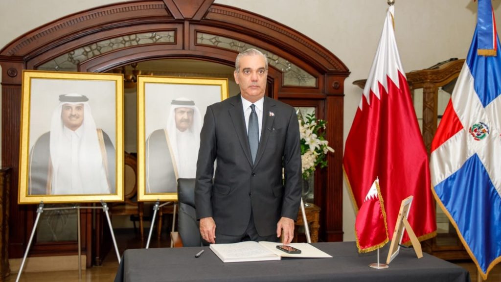 Abinader firma libro de condolencias por el fallecimiento del Emir padre de Qatar
