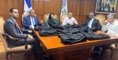 Autoridades de Nueva York donan 849 chalecos antibalas a sistema penitenciario dominicano