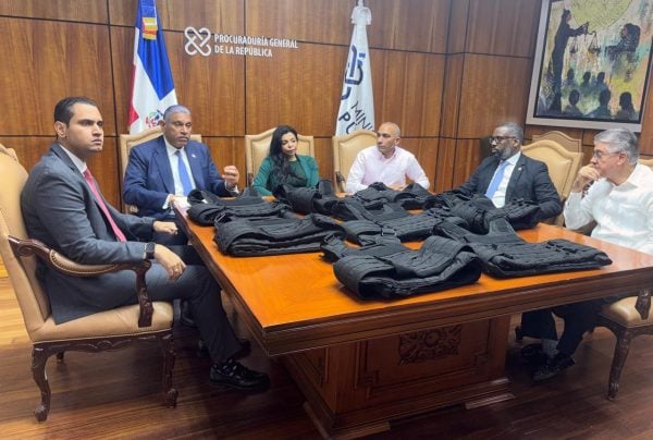 Autoridades de Nueva York donan 849 chalecos antibalas a sistema penitenciario dominicano