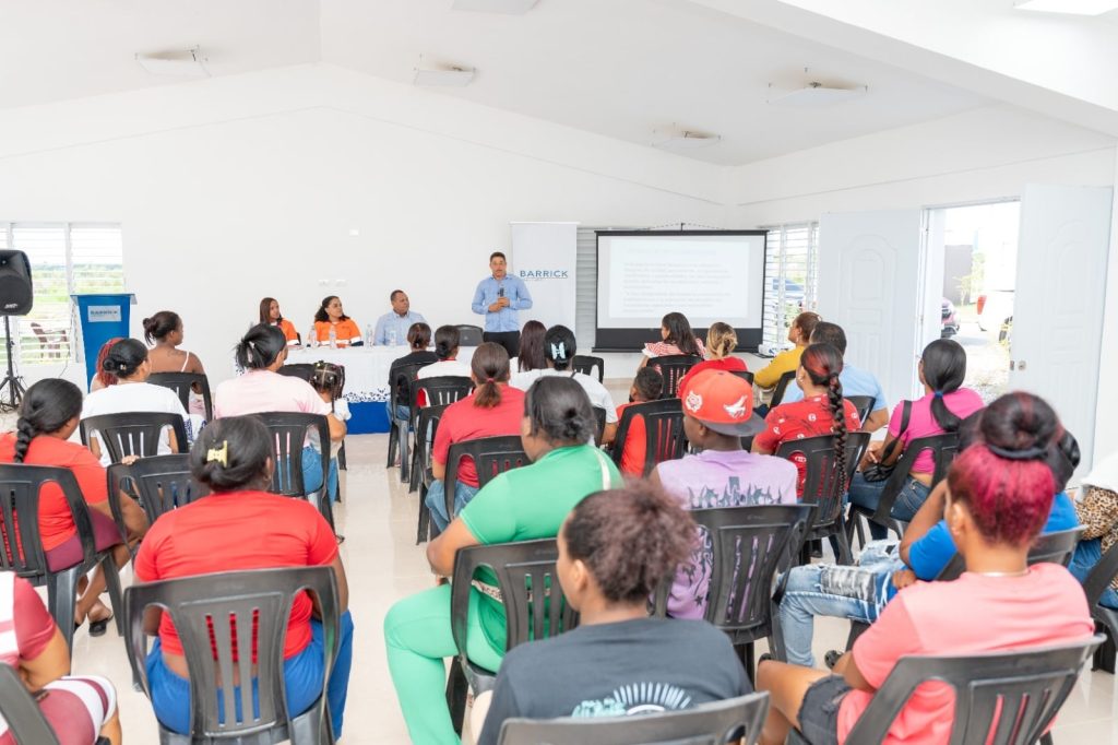 Inician programa de alfabetización y continuidad educativa para jóvenes y adultos en Cotuí