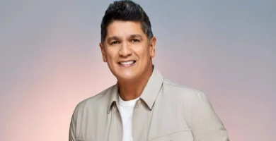 El beso de Eddy Herrera en plena entrevista desata una ola de reacciones