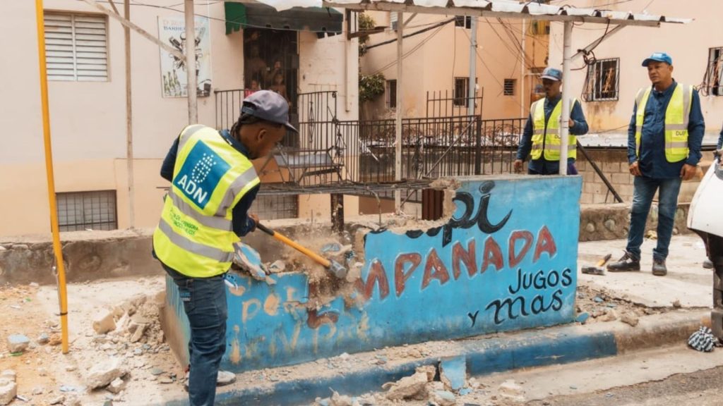 Recuperan espacios públicos: Alcaldía del DN elimina obstáculos en aceras de Guachupita