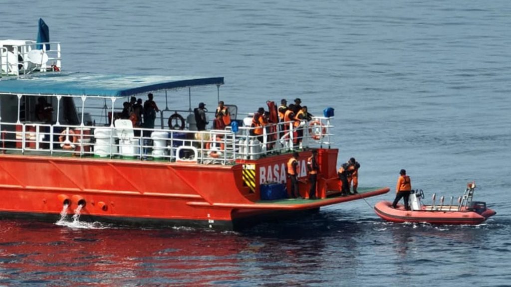Un muerto y 24 desaparecidos tras naufragio de un barco de pasajeros cerca de la isla de Célebes, en Indonesia