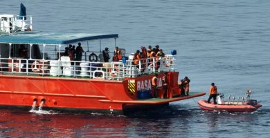 Un muerto y 24 desaparecidos tras naufragio de un barco de pasajeros cerca de la isla de Célebes, en Indonesia