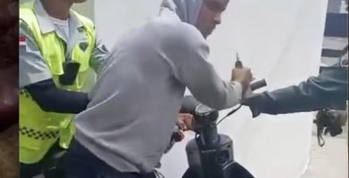 Ciudadano y agentes de la DIGESETT protagonizan enfrentamiento físico en Constanza