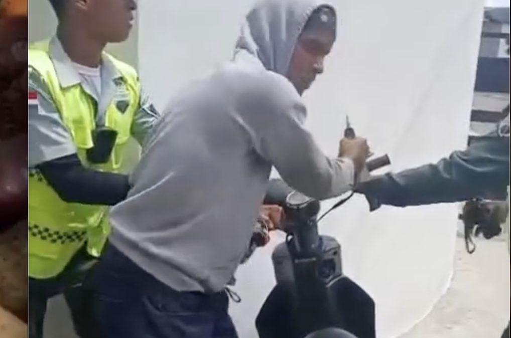 Ciudadano y agentes de la DIGESETT protagonizan enfrentamiento físico en Constanza