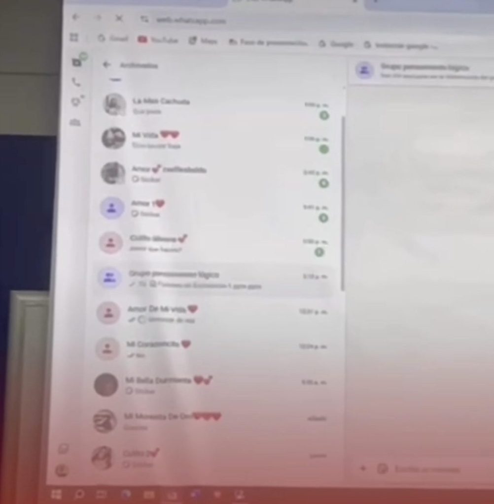 Descuido con WhatsApp en plena clase deja a profesor en incómodo momento viral