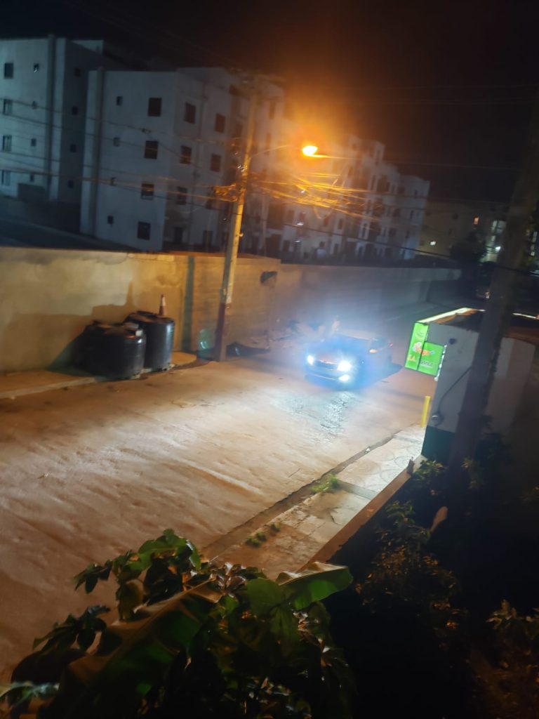 Construcción nocturna genera malestar en Los Álamos