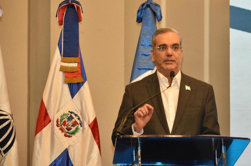Luis Abinader figura con un 48,7 % de favorabilidad y un 48,1 % de imagen negativa, según sondeo