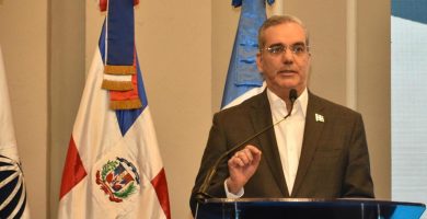 Luis Abinader figura con un 48,7 % de favorabilidad y un 48,1 % de imagen negativa, según sondeo
