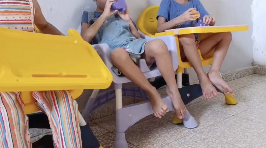 Madre de trillizas con autismo pide ayuda para brindarles un mejor futuro