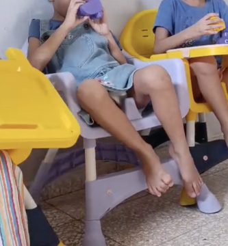 Madre de trillizas con autismo pide ayuda para brindarles un mejor futuro