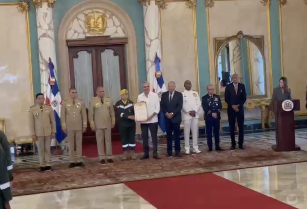 19 rescatistas dominicanos reciben Medalla al Mérito por labor humanitaria en Venezuela