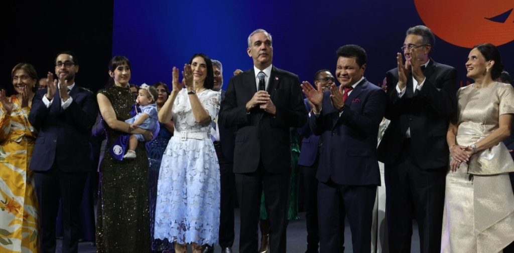 Abinader y Raquel Arbaje asisten a la consagración del nuevo templo Monte de Dios Horeb