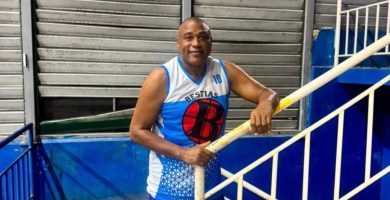 General retirado fallece tras desplomarse en un torneo de baloncesto