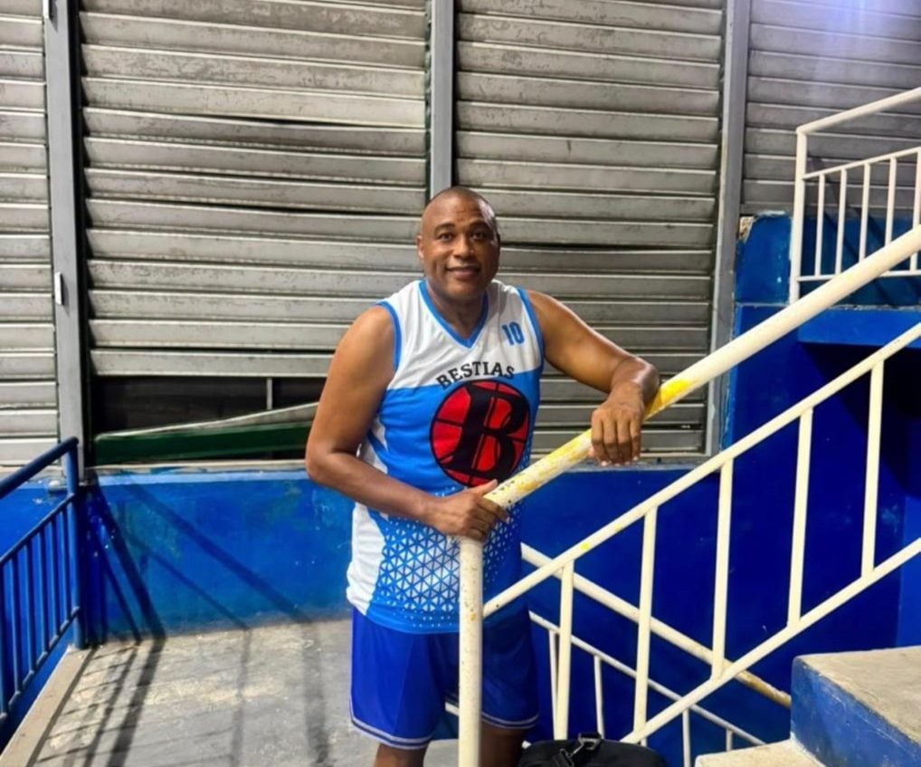 General retirado fallece tras desplomarse en un torneo de baloncesto
