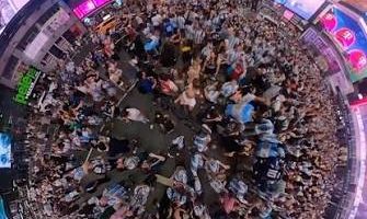 Miles de argentinos toman Times Square a horas de la final del Mundial 2026