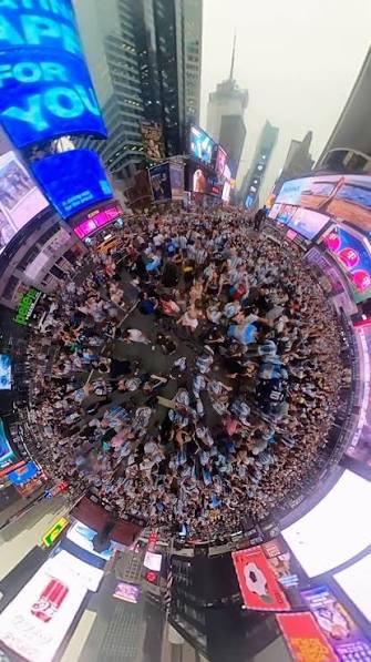 Miles de argentinos toman Times Square a horas de la final del Mundial 2026