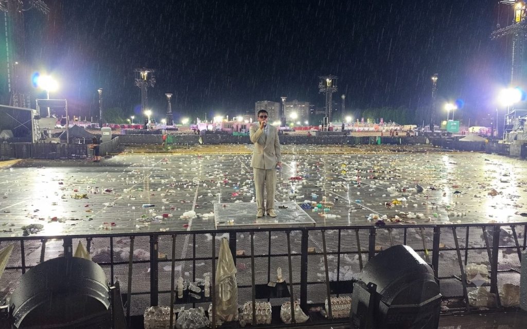 Suspenden concierto de Bad Bunny en Milán por fuerte tormenta de granizo