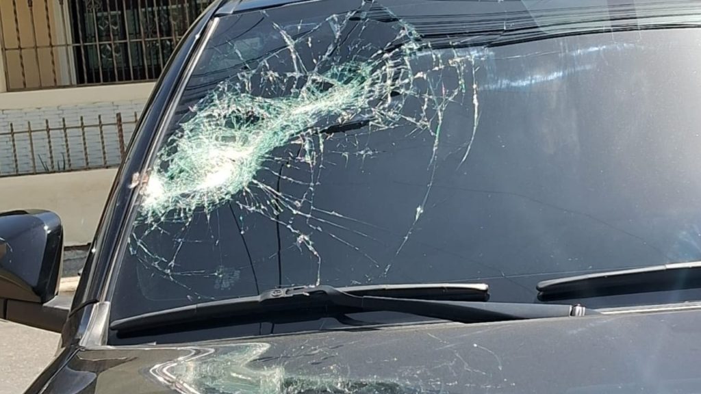 Continúan lanzando piedras a vehículos en Las Américas: Hombre denuncia que fue víctima de varias pedradas