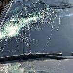 Continúan lanzando piedras a vehículos en Las Américas: Hombre denuncia que fue víctima de varias pedradas