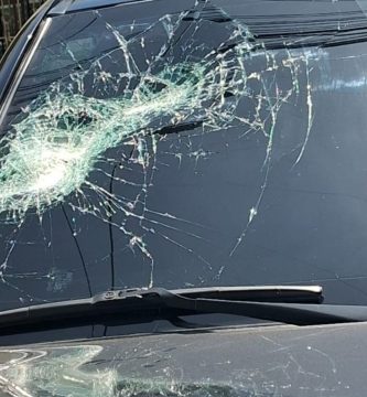 Continúan lanzando piedras a vehículos en Las Américas: Hombre denuncia que fue víctima de varias pedradas