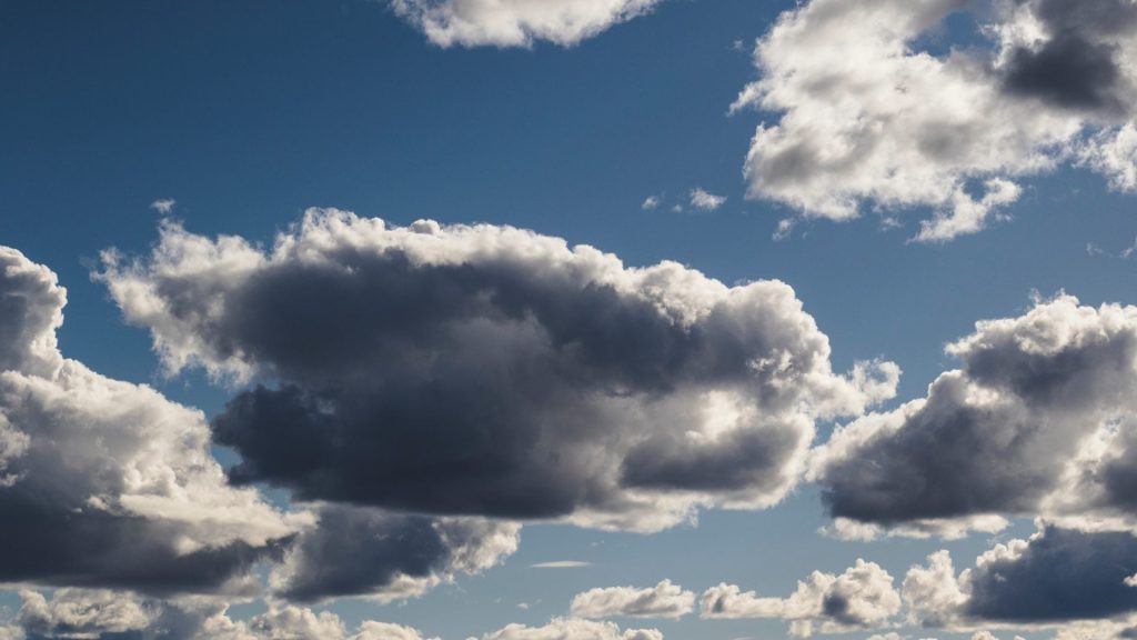 Lunes con lluvias en varias provincias de RD; vigilan depresión tropical número 2