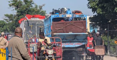 Transportistas denuncian cobro «arbitrario» en Dajabón y amenazan con bloquear el paso fronterizo