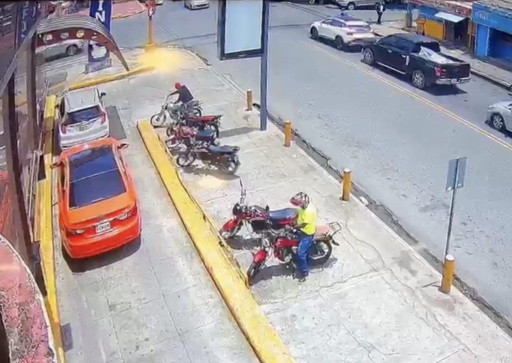 Sustraen motor de mensajero frente a destacamento policial en SDE