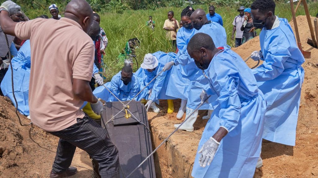 Elevan a 999 el número de muertes confirmadas por el brote de ébola en República Democrática del Congo