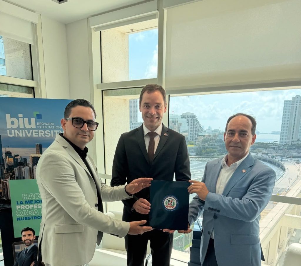 Consulado RD en Miami y Broward International University suscriben convenio educativo aportan 150 becas estudios superiores