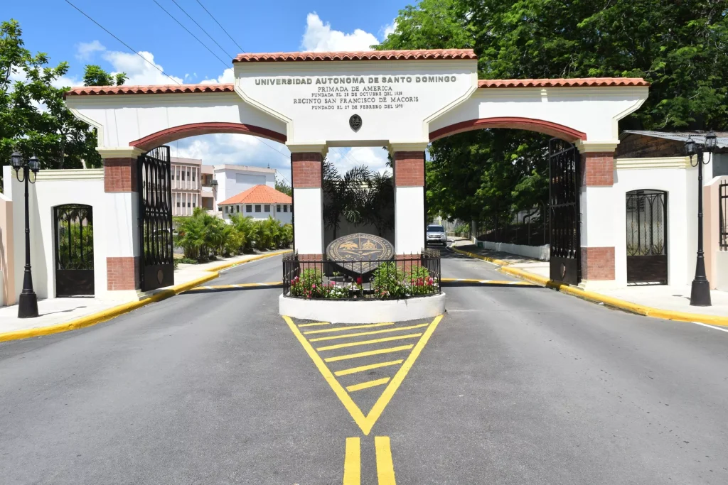 Mescyt cancela becas a 606 estudiantes de la UASD tras detectar incumplimientos de requisitos