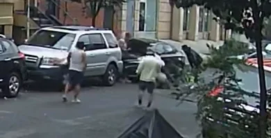 Captan alarmante incidente de hombre con su esposa en el Bronx