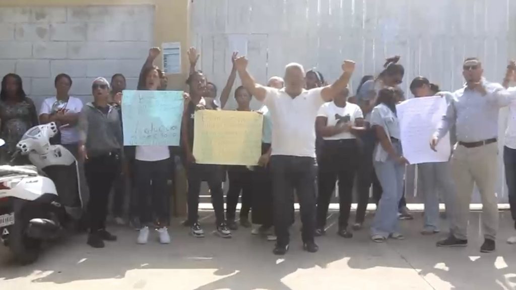 Padres protestan en Azua por falta de cupos en politécnico y advierten con salir a las calles
