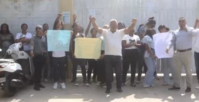 Padres protestan en Azua por falta de cupos en politécnico y advierten con salir a las calles