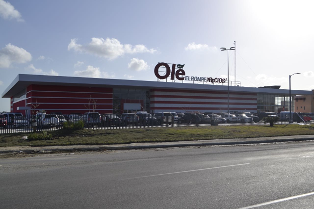 Fuera de peligro clientes y colaboradores tras conato de incendio en sucursal de Supermercados Olé