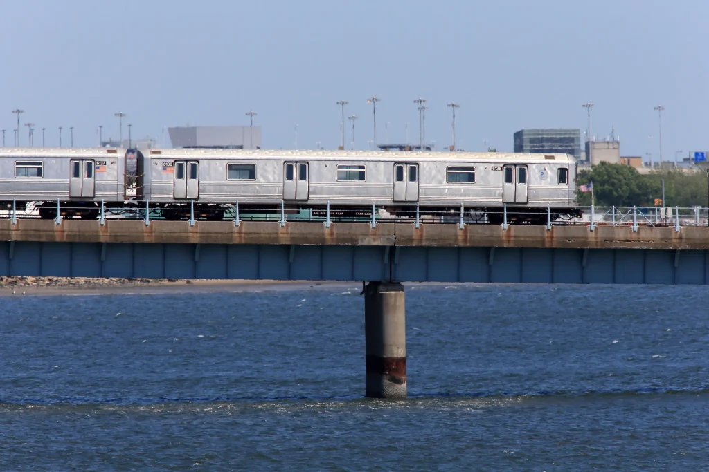 Adolescente resulta gravemente herida al viajar sobre un tren del metro en Queens